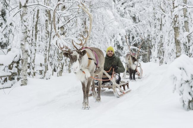 Durante-un-paseo-con-renos-en-Laponia_fotoJuhaKuva-VisitFinland