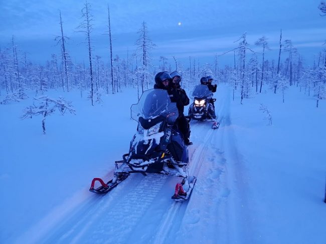 Durante un safari al mediodía con motos de nieve eléctricas 