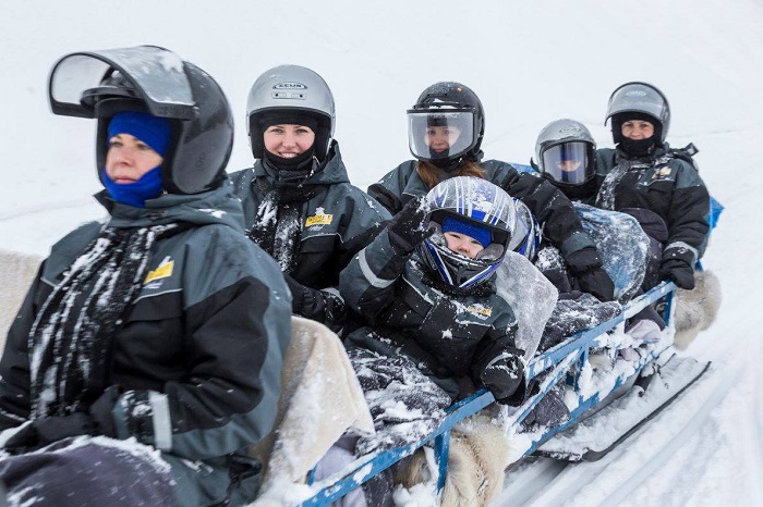 Durante un safari con- moto de nieve en Ranua