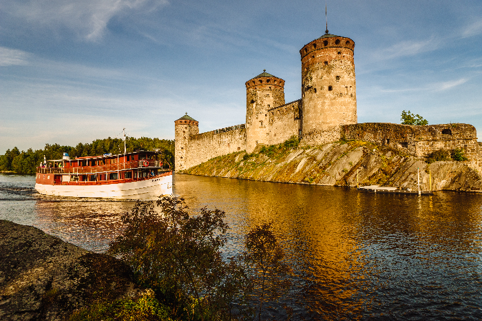 El barco de vapor de Savonlinna navegando cerca del castillo de Olavinlinna