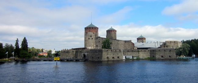 El castillo de Olavinlinna con las lonas que cubren el escenario donde se celebra el Festival de Opera