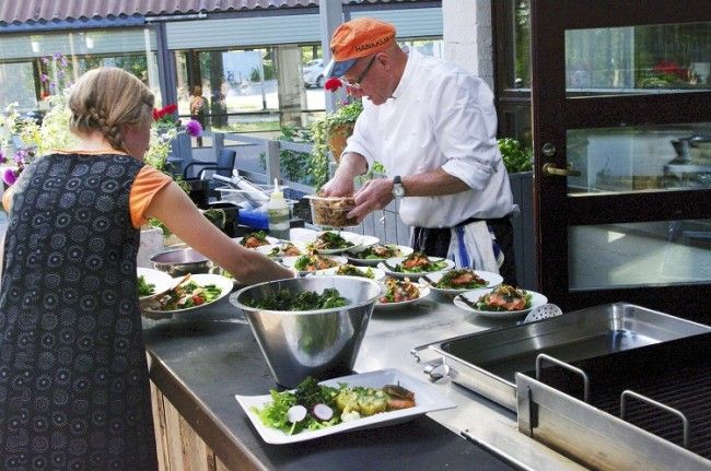 El chef de la terraza de Anttolanhovi en acción