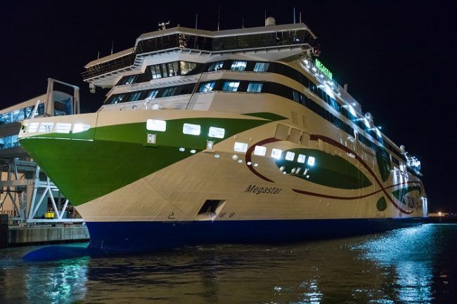 El ferry Megastar en el puerto de Helsinki 