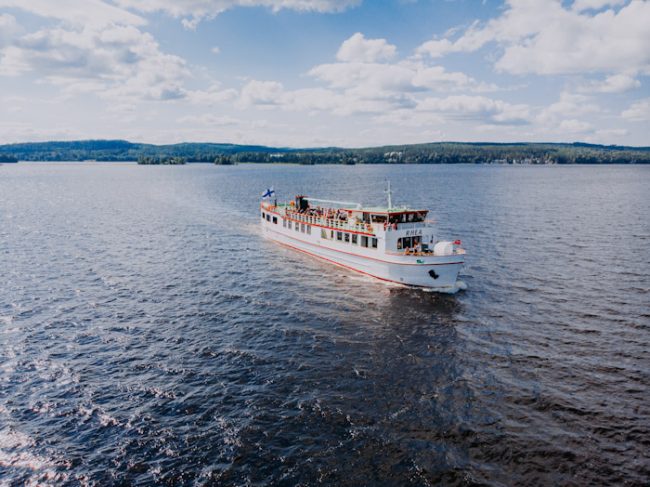 El ferry Rhea navegando por el lago Päijänne 