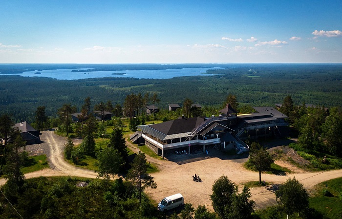 El-hotel-Arctic-Giant-en-verano-Al-fondo-el-lago-Kivesjärvi_fotoArcticGiant-Jättiläisenmaa