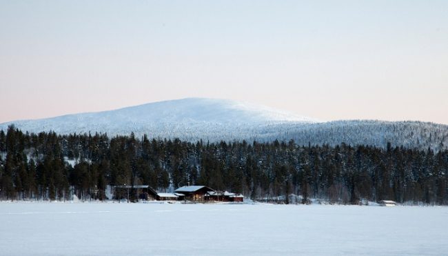 El hotel Jeris en la orilla del lago del mismo nombre