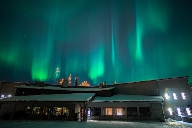 El-hotel-Santa's-Aurora-en-Luosto-bajo-una-Aurora-Boreal_fotoSantasHotelAurora