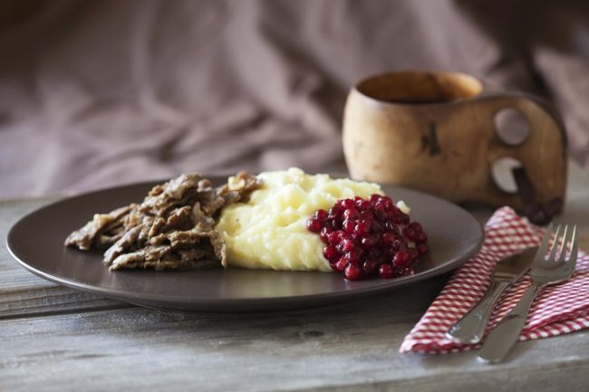 El más típico plato-de-reno: Poronkärystys, se acompaña con arándanos rojos