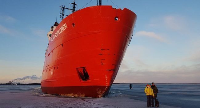 El Polar Explorer encallado en el hielo 