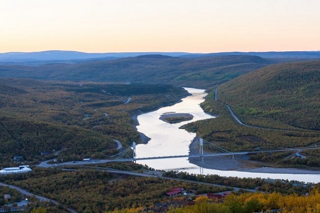 El puente fronterizo sobre el río Teno entre Utsjoki y Noruega