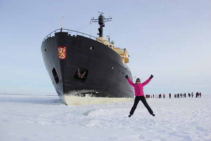 El rompehielos Sampo encajado en el hielo