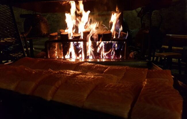 El-salmón-cocinado-de-manera-tradicional-en-el-restaurante-Santa's-Salmon-en-el-pueblo-de-Papá-Noel_fotoSantaClausVillage