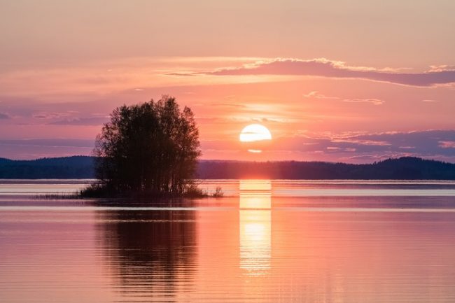 El Sol de medianoche brilla en Laponia durante tres meses en verano 