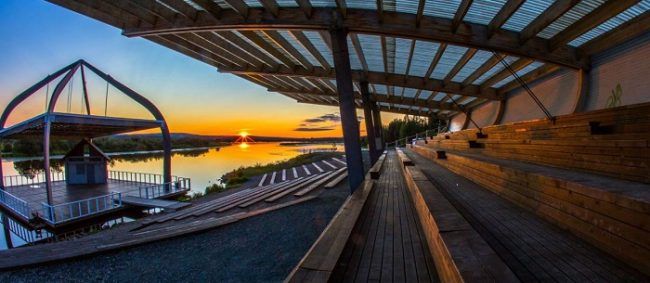 El Sol de medianoche desde el auditorio del río Ounasjoki 