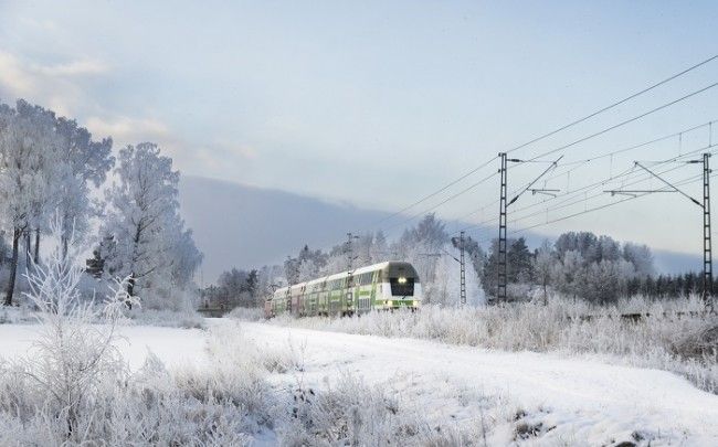 El tren en Finlandia durante el invierno 