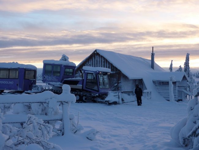 El tren oruga Pendolino en la cima de Lampivaara donde se encuentra la mina de amatista 