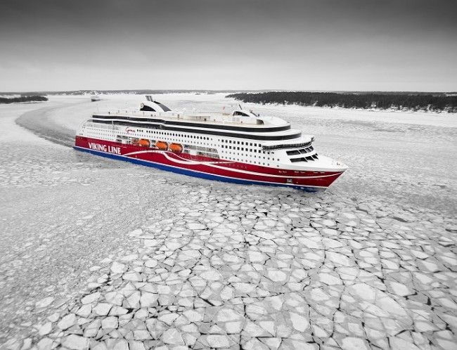 El Viking Grace navegando entre el hielo 