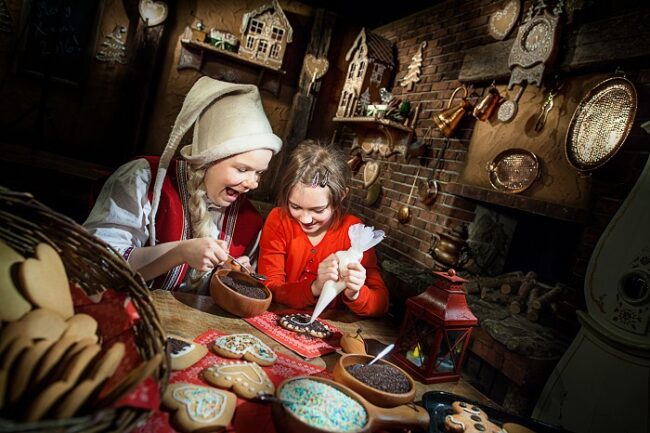 Elfo-enseñando-a-decorar-las-galletas-de-jengibre_fotoSantaPark