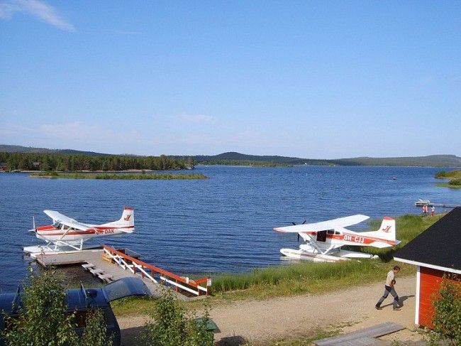 En el embarcadero en el lago Inari. No todo son barcos 