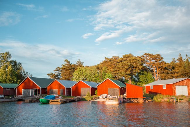 Embarcaderos en la isla de Kaunissaari en el archipiélago de Helsinki 