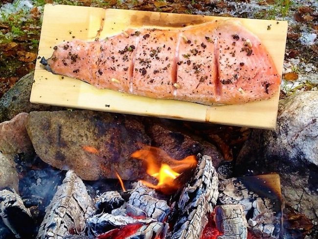 En alguno de los safaris con motos de nieve también se puede degustar del salmón cocinado a la manera tradicional 