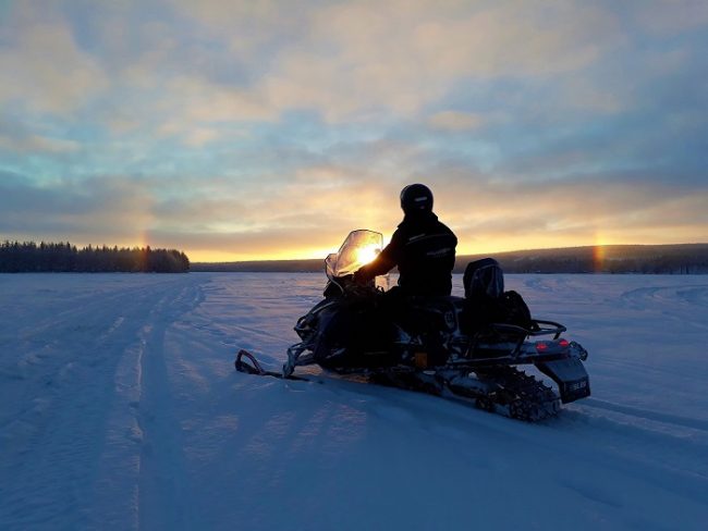 En el lago Lehtojärvi donde empiezan todos los safaris con motos de nieve eléctricas