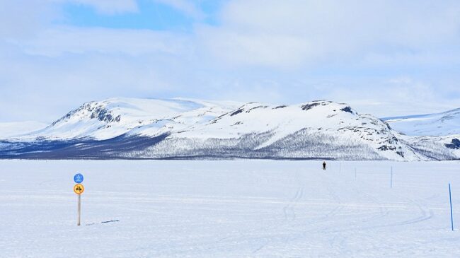 En-Käsivarsi-las-carreteras-de-moto-de-nieve-están-bien-marcadas_fotoTiiaLepisto-Luontoon