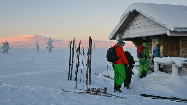 Entrando en uno de los refugios que hay durante la ruta Hetta-Pallas en invierno 