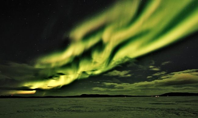 Espectacular Aurora Boreal cubriendo el lago Inari 