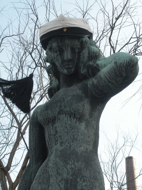 Estatua-en-la-ciudad-de-Tampere-con-el-gorro-de-estudiante-durante-la-fiesta-del-Vappu_fotoSebastianJFromTheBurg-Wikipedia