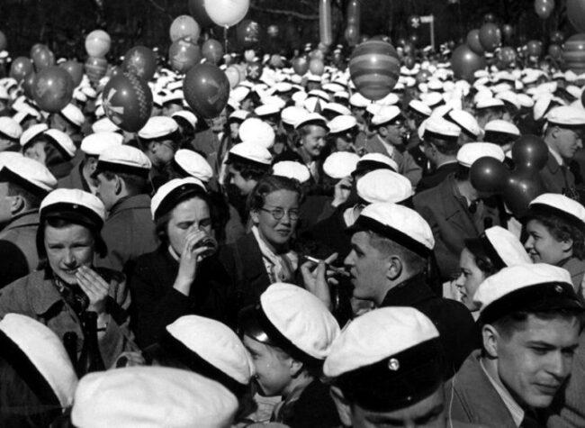 Estudiantes-durante-la-fiesta-del-Vappu-en-Helsinki-a-principios-del-1900_fotoInkTank