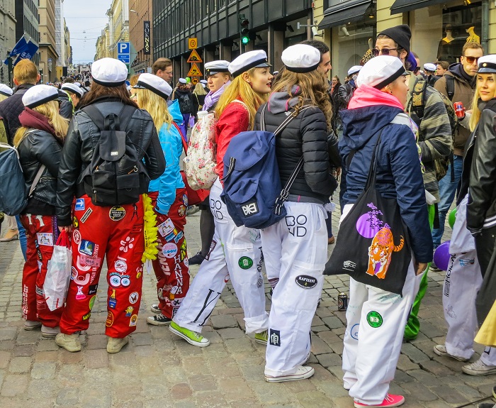 Estudiantes-finlandeses-durante-el-Vappu-en-el-centro-de-Helsinki_fotoNinaras-Wikipedia