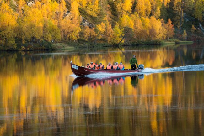 Excursión con barca en el Parque Nacional de Lemmenjoki 