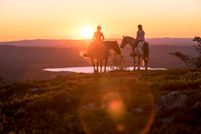 Excursión-a-caballo--en-Laponia-con-el-Sol-de-medianoche_fotoJaniKärppä-VisitFinland