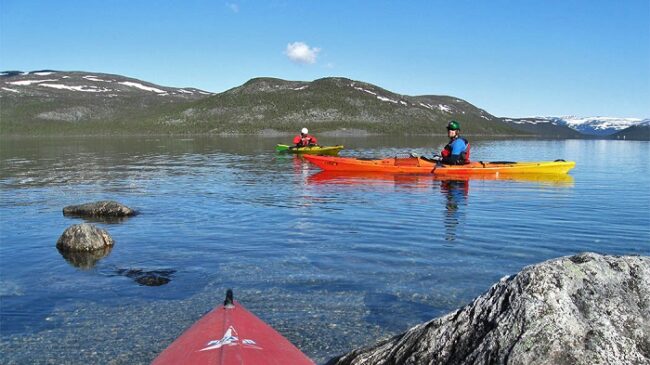 Excursión-con-kayaks-en-el-lago-Kilpisjarvi_fotoOlliVainio