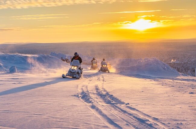 Excursión-con-moto-de-nieve-en-Saariselkä_fotoStarArcticSaariselka-VisitFinland