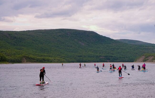 Excursión-con-tabla-SUP-en-el-río-Teno-en-Utsjoki_fotoHolidayVillageValle