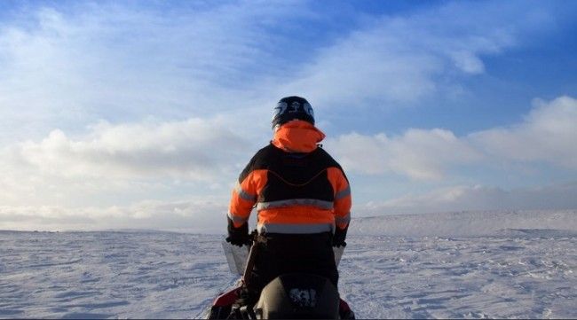 Excursión en moto de nieve por el inmenso paraíso blanco 