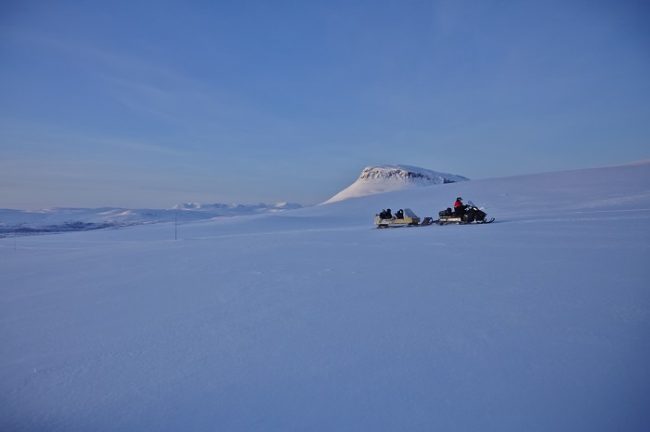 Excursión en moto de nieve por los alrededores de Kilpisjärvi. Al fondo la colina Saana 