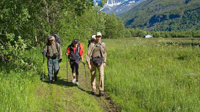 Excursionistas-en-el-Nordkalott-Trail_fotoSauliKoski-NationalParks