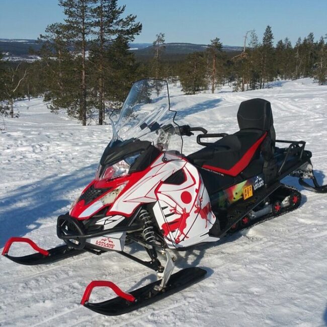 Exteriormente-las-motos-de-nieve-eléctricas-son-iguales-a-las-motos-de-nieve-con-motor-de-gasolina_fotoLaplandSafaris