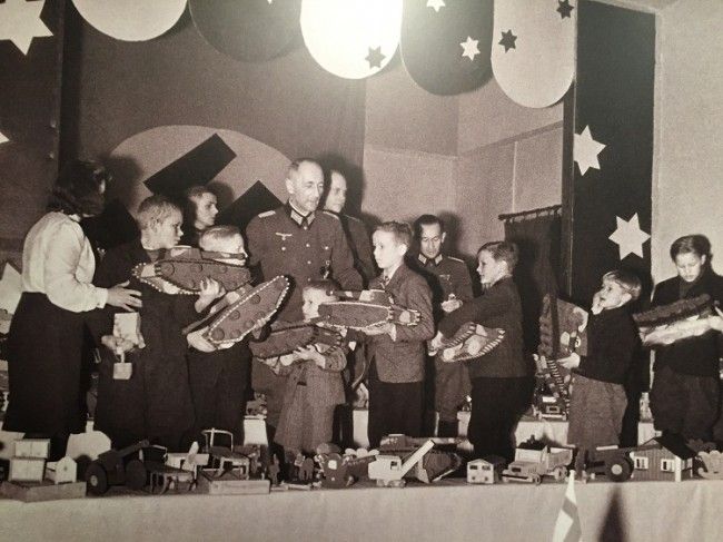 Fiesta organizada por los nazis para los niños 