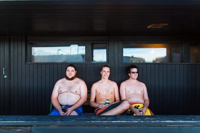 Finlandeses deleitando unas cervezas antes de entrar de nuevo en la sauna