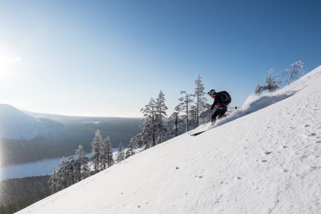 Freeride-en-estilo-Telemark-por-una-ladera-de-Ylläs_fotoOutiKesanki-SkiYlläs