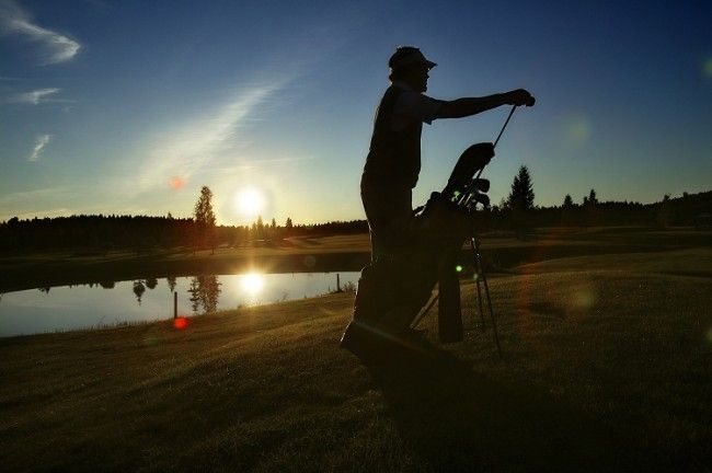 Jugando al golf durante el Sol de Medianoche 