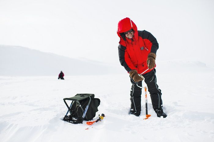 Haciendo el agujero para pescar en el hielo