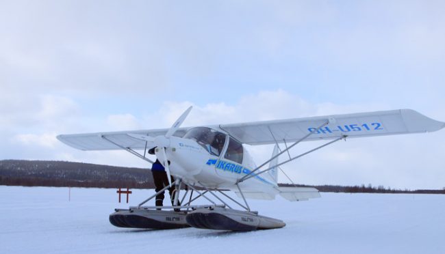 Hidroavión en la superficie de un lago helado durante el invierno en Laponia 