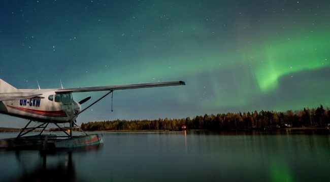 Hidroavión y Aurora Boreal 