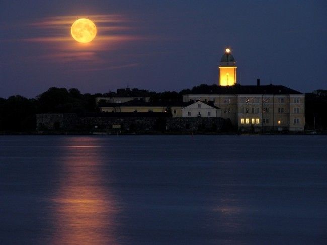 Iglesia de Suomenlinna bajo la luna llena 