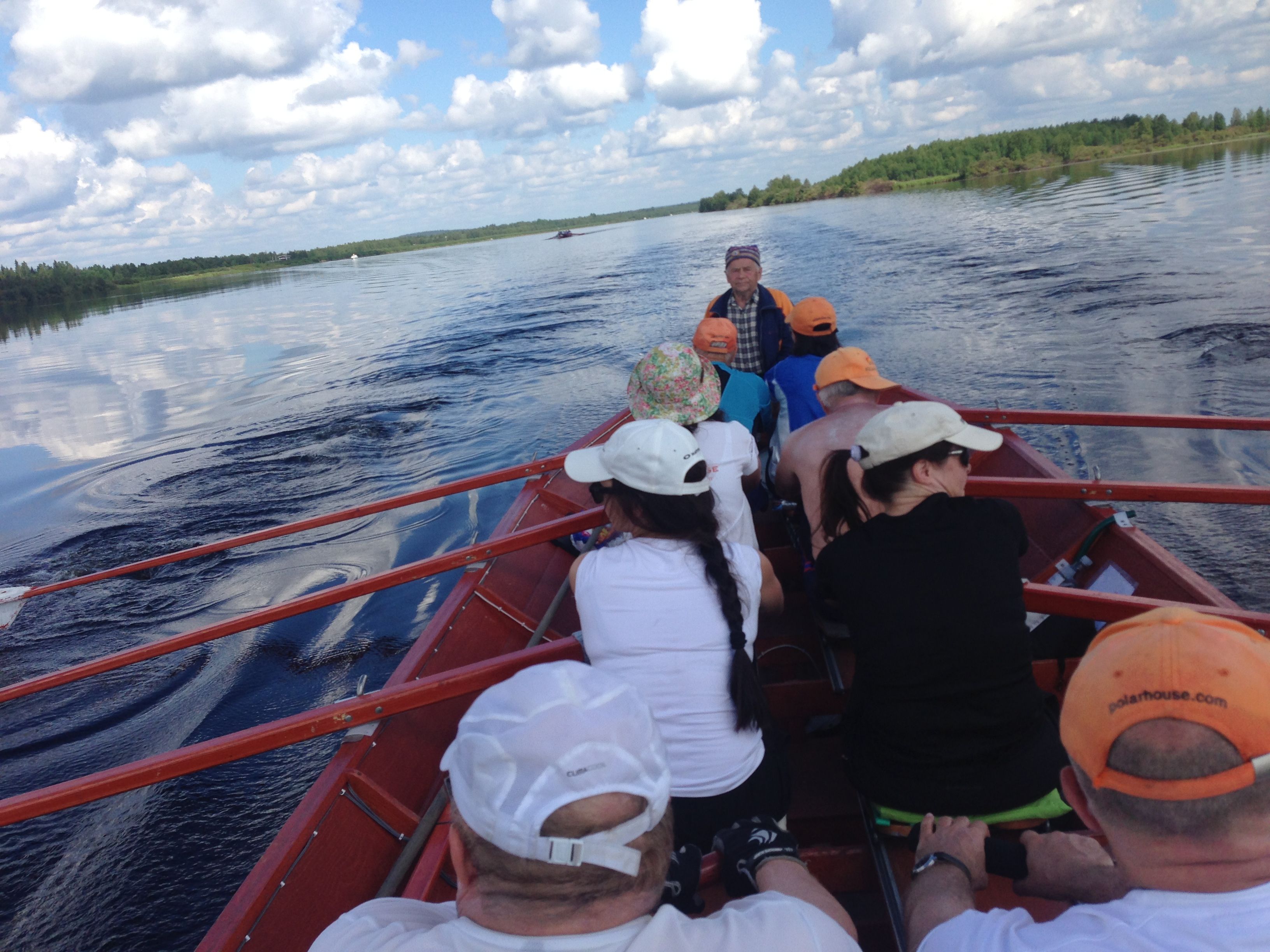 Remando hacia Kemijärvi durante el último día del Kemijoki Experience